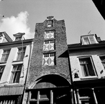 63858 Gezicht op de oude gevel van het huis Zoudenbalch (Mariastraat 28) te Utrecht, uit het zuiden.